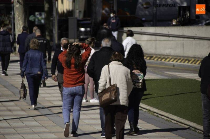 Foto de archivo de gente caminando por la ciudad